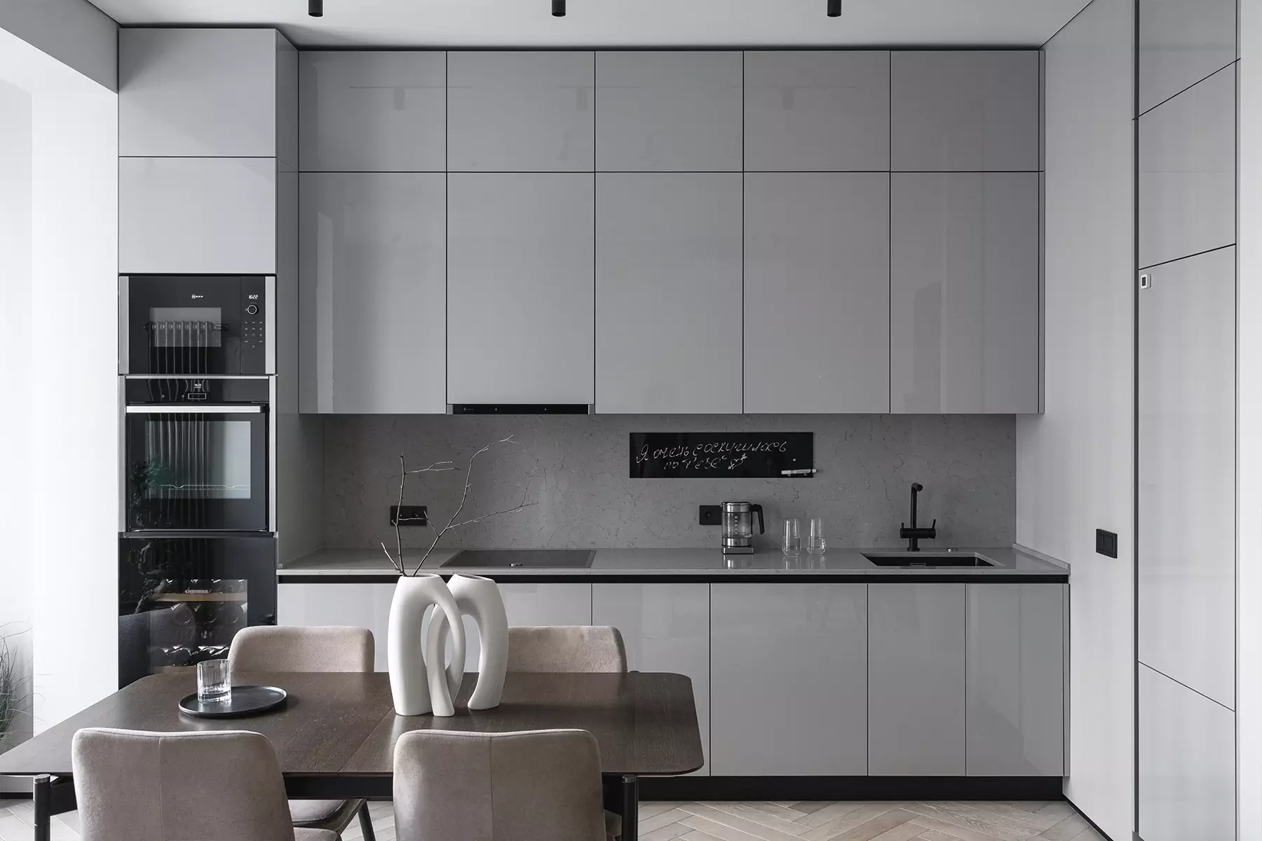 Простые формы, темное дерево и брутальные радиаторы в интерьере мужской квартиры — проект Ксении Харламовой