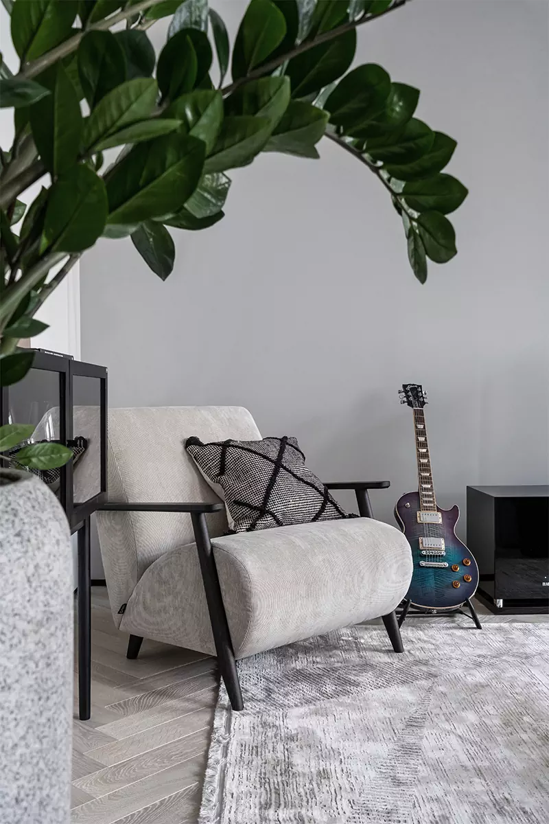 Простые формы, темное дерево и брутальные радиаторы в интерьере мужской квартиры — проект Ксении Харламовой