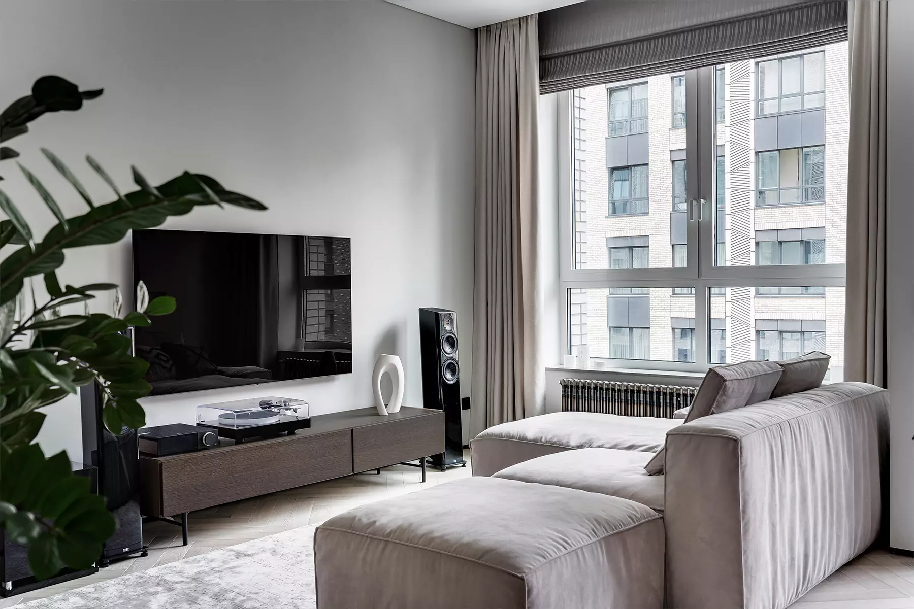 Простые формы, темное дерево и брутальные радиаторы в интерьере мужской квартиры — проект Ксении Харламовой