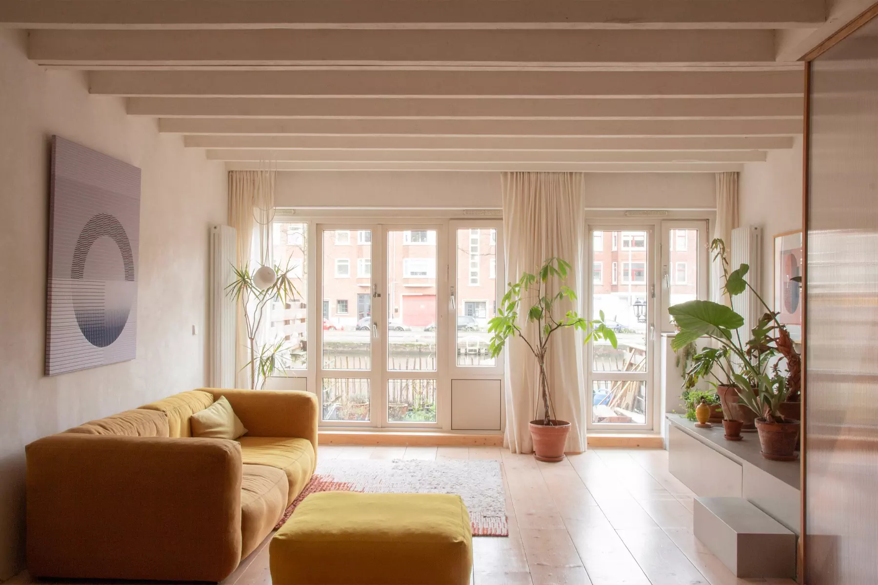 Ванна в спальне и другие оригинальные решения в интерьере нидерландской квартиры — проект Улли Хекманн и Нинке Бонгерс