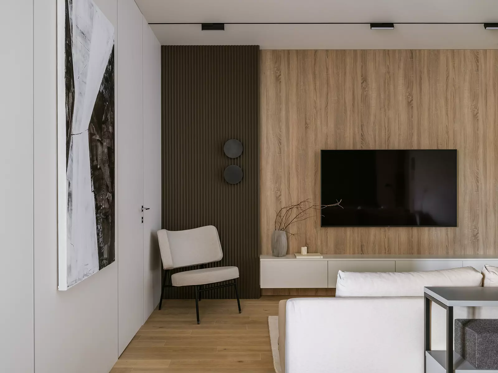 Строгие линии и минималистичная цветовая гамма в интерьере семейной квартиры — проект архитектурной студии FORMA