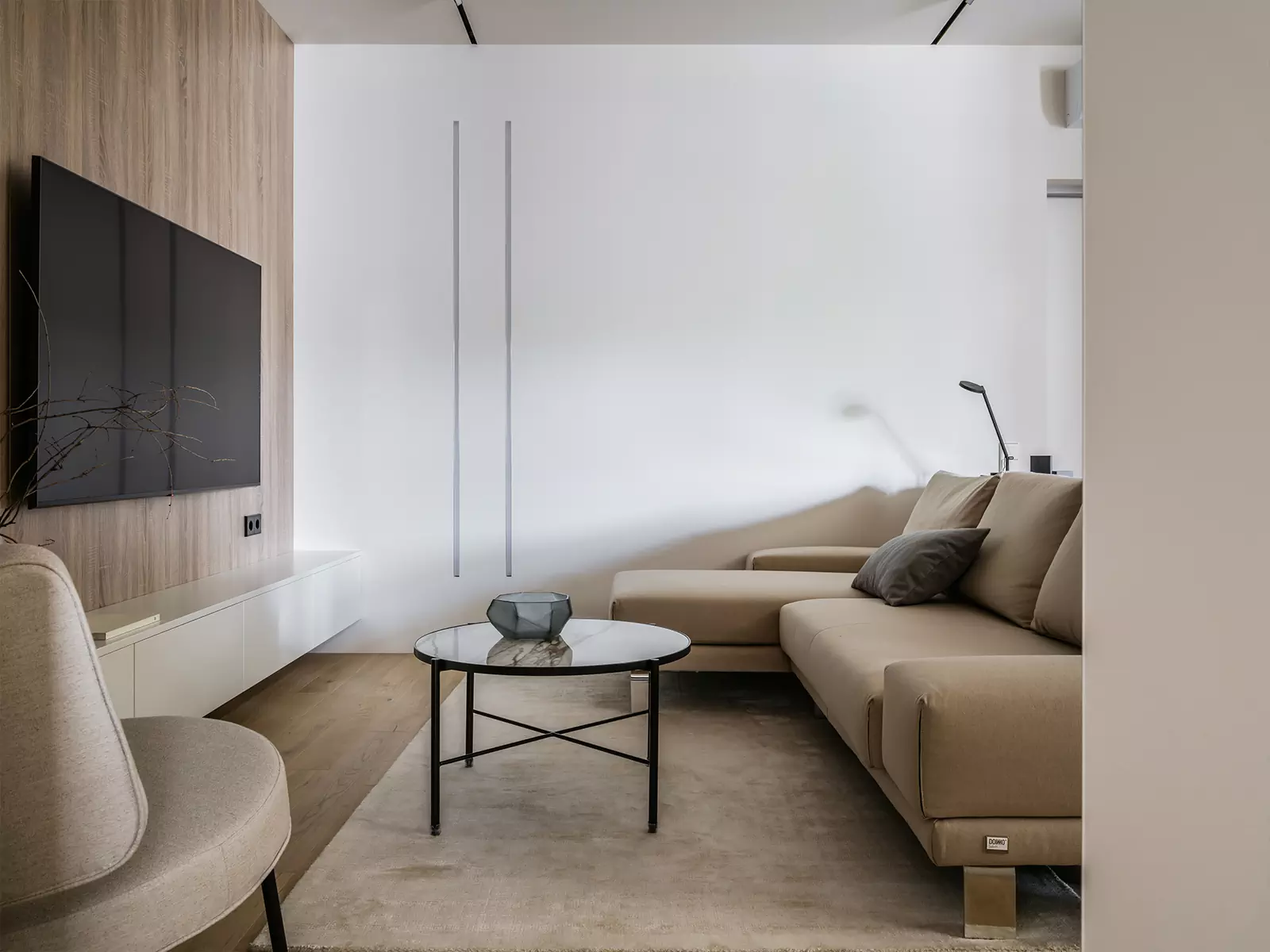 Строгие линии и минималистичная цветовая гамма в интерьере семейной квартиры — проект архитектурной студии FORMA