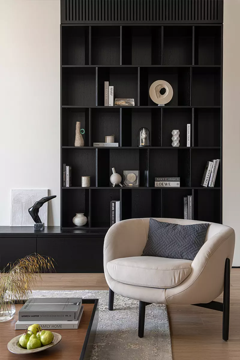 Гипсовые акценты и обилие дерева в интерьере большой квартиры напротив Кремля — проект Елены Потемкиной