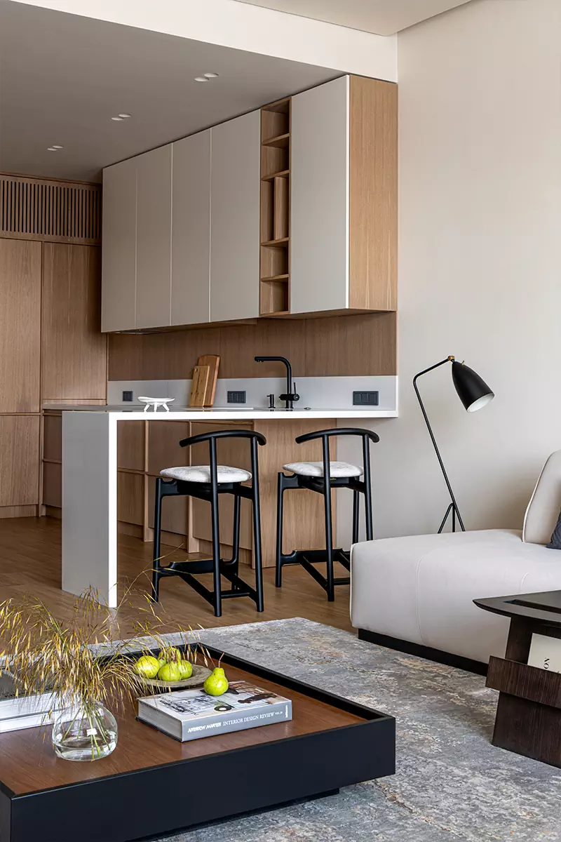 Гипсовые акценты и обилие дерева в интерьере большой квартиры напротив Кремля — проект Елены Потемкиной