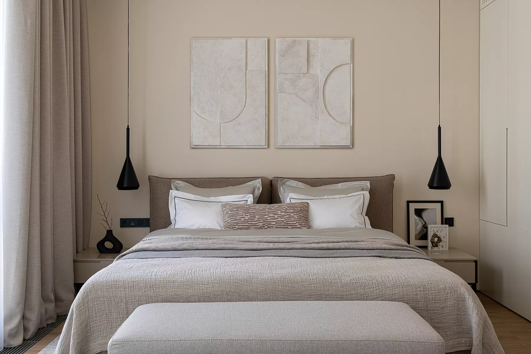 Гипсовые акценты и обилие дерева в интерьере большой квартиры напротив Кремля — проект Елены Потемкиной