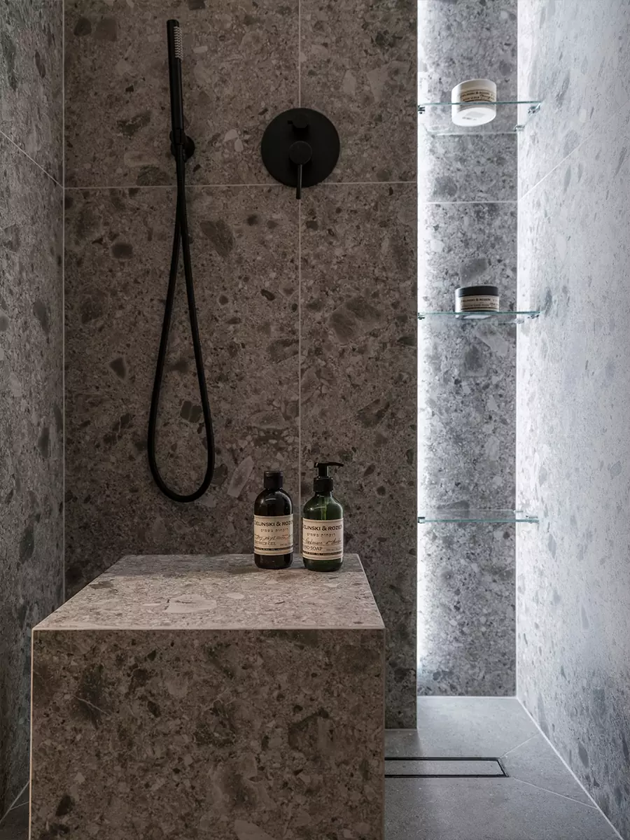 Уютные зоны отдыха и продуманные световые сценарии в интерьере квартиры для молодого человека — проект Дарьи Сатиной