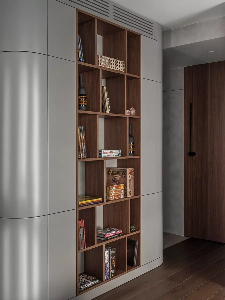 Уютные зоны отдыха и продуманные световые сценарии в интерьере квартиры для молодого человека — проект Дарьи Сатиной