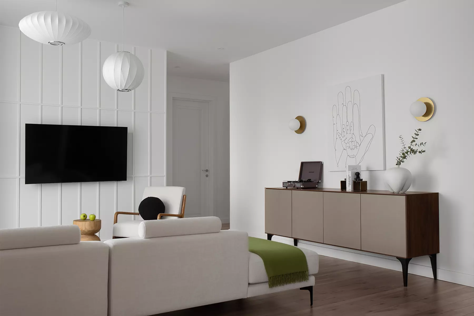 Точечные цветовые акценты в интерьере квартиры для пары с двумя детьми – проект Камилы Иргалиевой