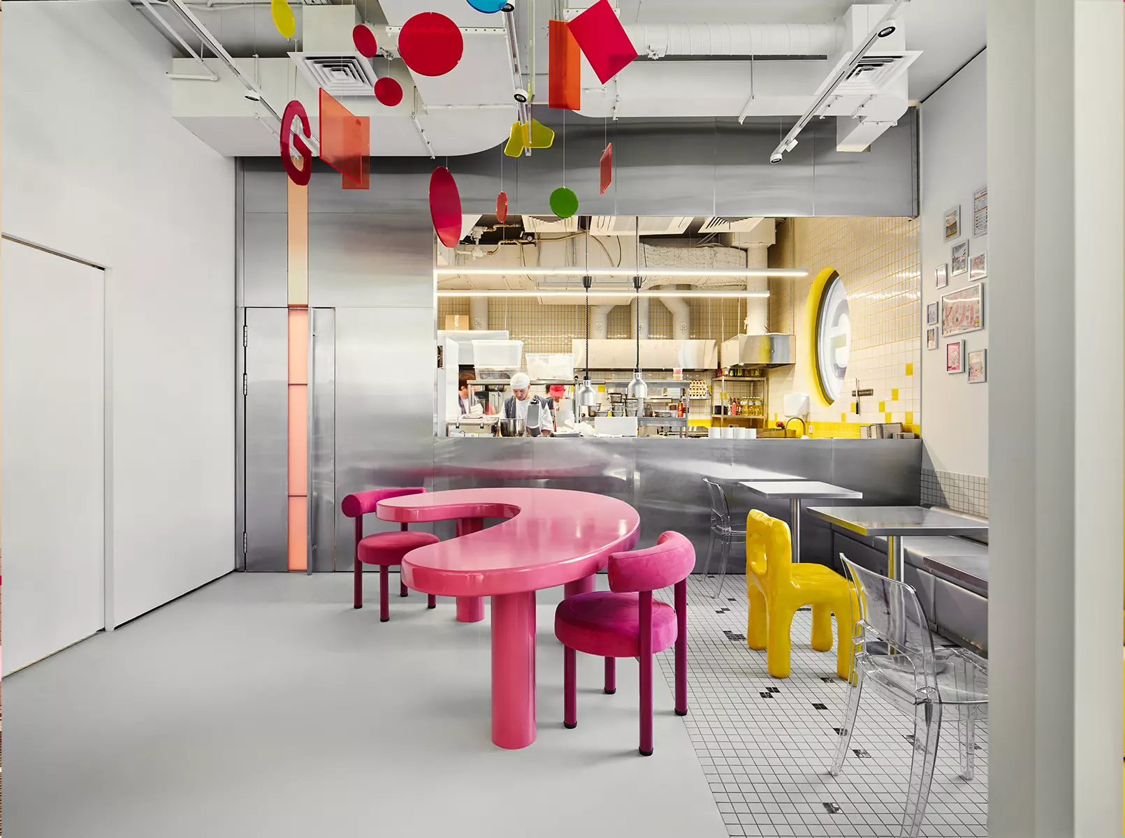 Баланс игривости и элегантности в ярком интерьере петербургского кафе — проект KIDZ