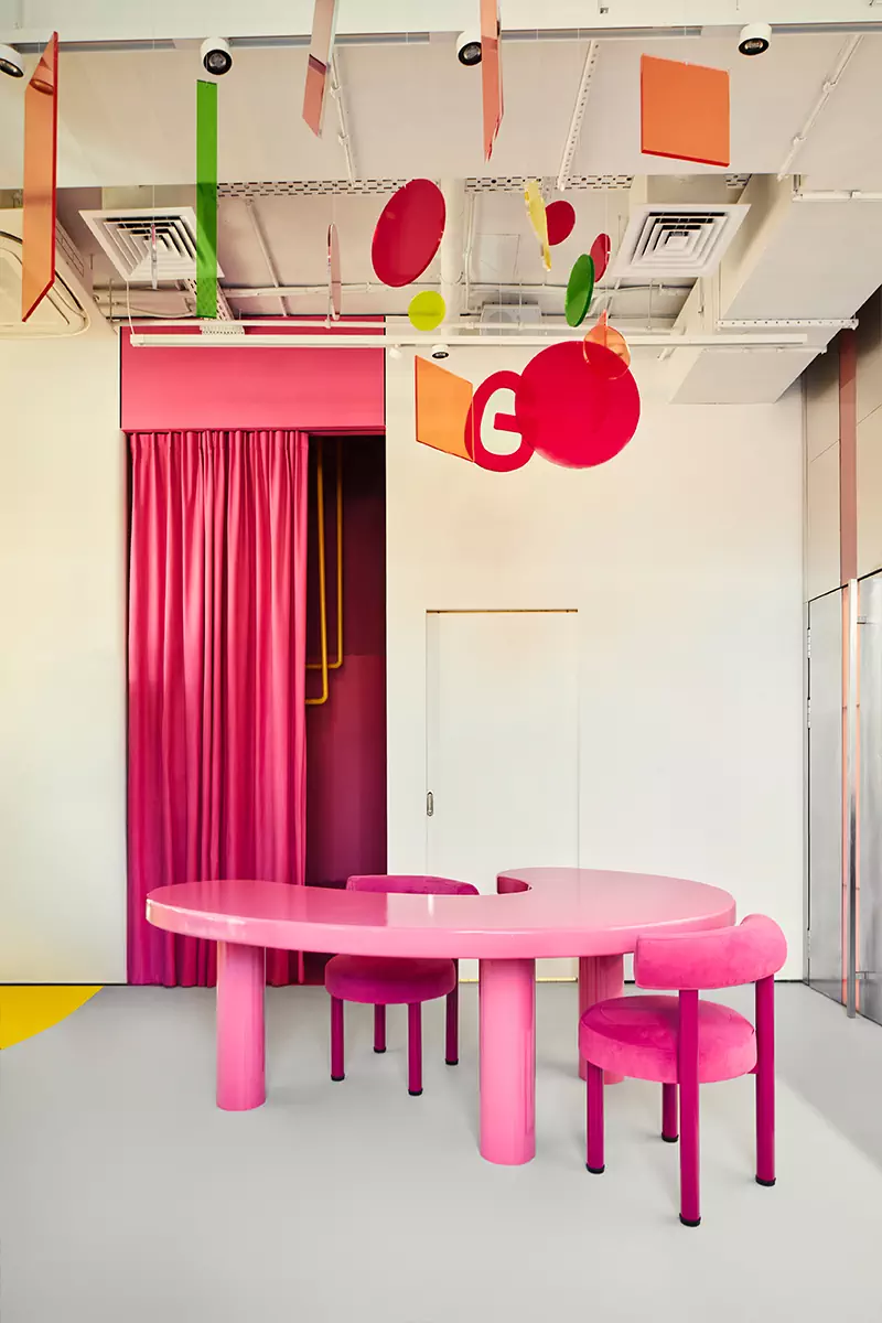 Баланс игривости и элегантности в ярком интерьере петербургского кафе — проект KIDZ