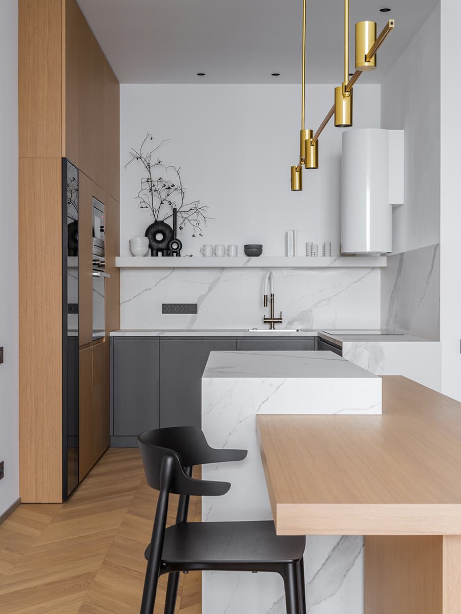 Обволакивающие темные оттенки и ванная со стеклянным потолком в интерьере австралийского коттеджа — проект Adrian Amore Architects