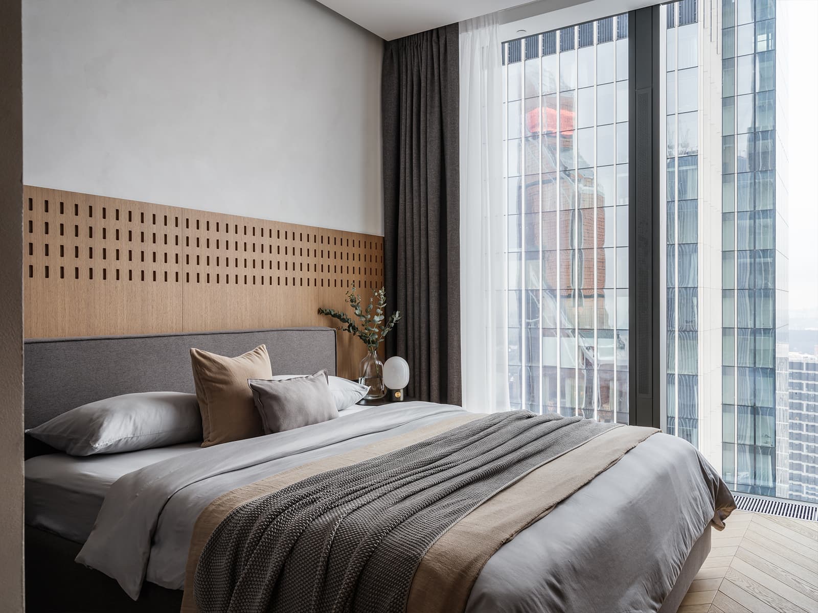 Обволакивающие темные оттенки и ванная со стеклянным потолком в интерьере австралийского коттеджа — проект Adrian Amore Architects