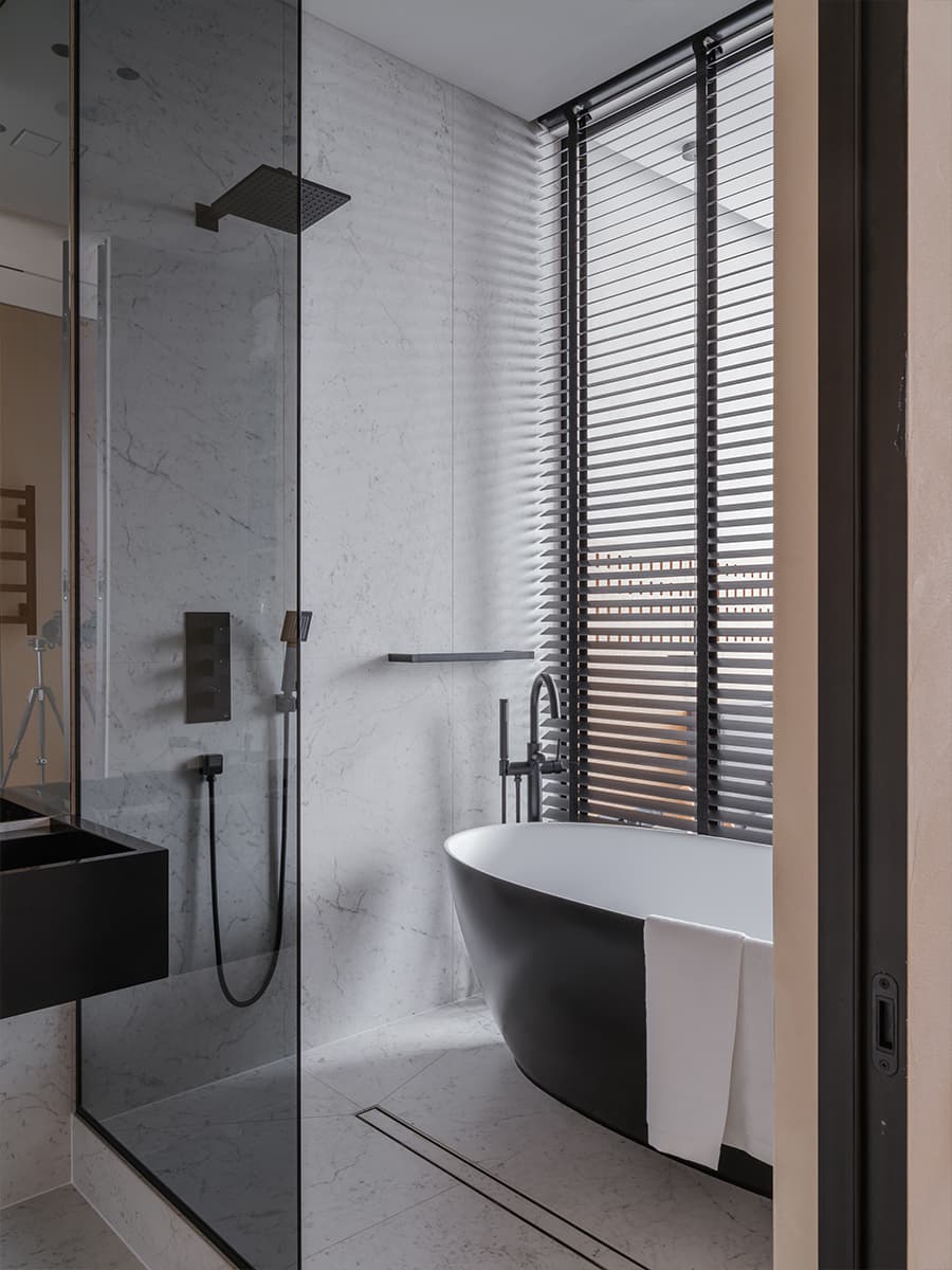 Обволакивающие темные оттенки и ванная со стеклянным потолком в интерьере австралийского коттеджа — проект Adrian Amore Architects