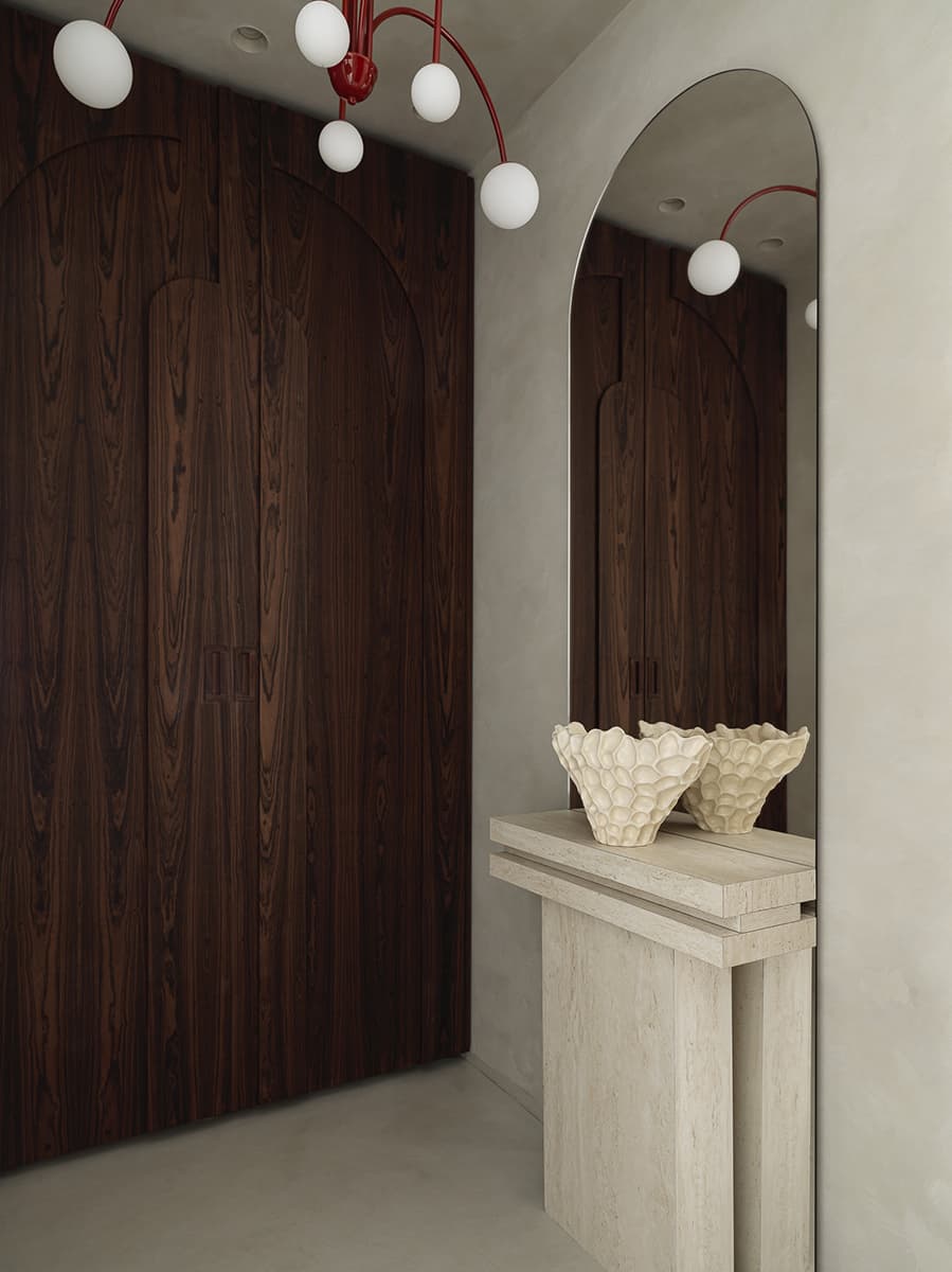 Бархатистая штукатурка и мягкие формы мебели в интерьере квартиры под сдачу в аренду – проект Валерии Дзюбы