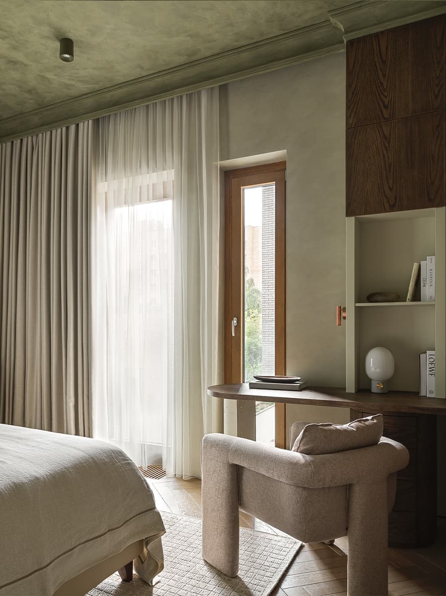 Бархатистая штукатурка и мягкие формы мебели в интерьере квартиры под сдачу в аренду – проект Валерии Дзюбы