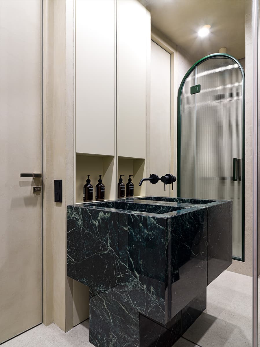 Бархатистая штукатурка и мягкие формы мебели в интерьере квартиры под сдачу в аренду – проект Валерии Дзюбы