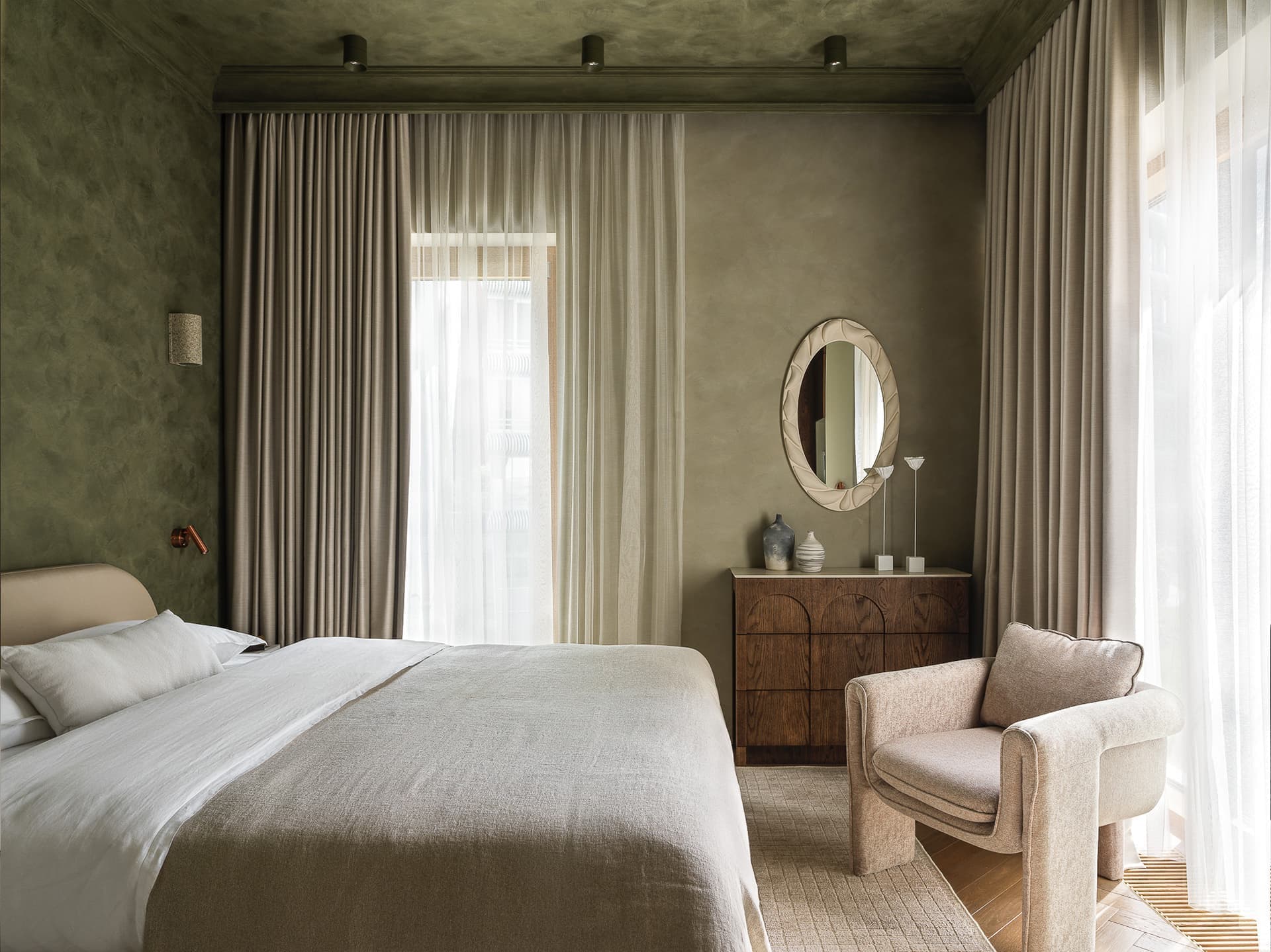 Бархатистая штукатурка и мягкие формы мебели в интерьере квартиры под сдачу в аренду – проект Валерии Дзюбы