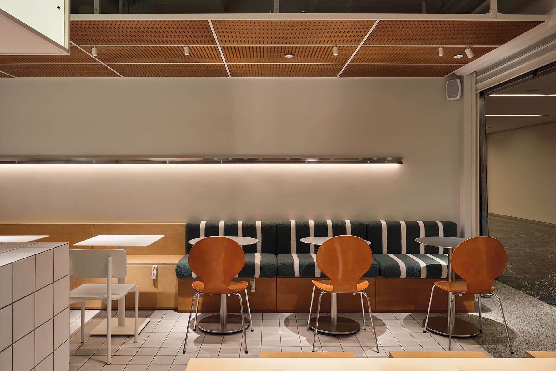 Теплая ретро-эстетика в интерьере небольшого кафе здорового питания — проект KIDZ