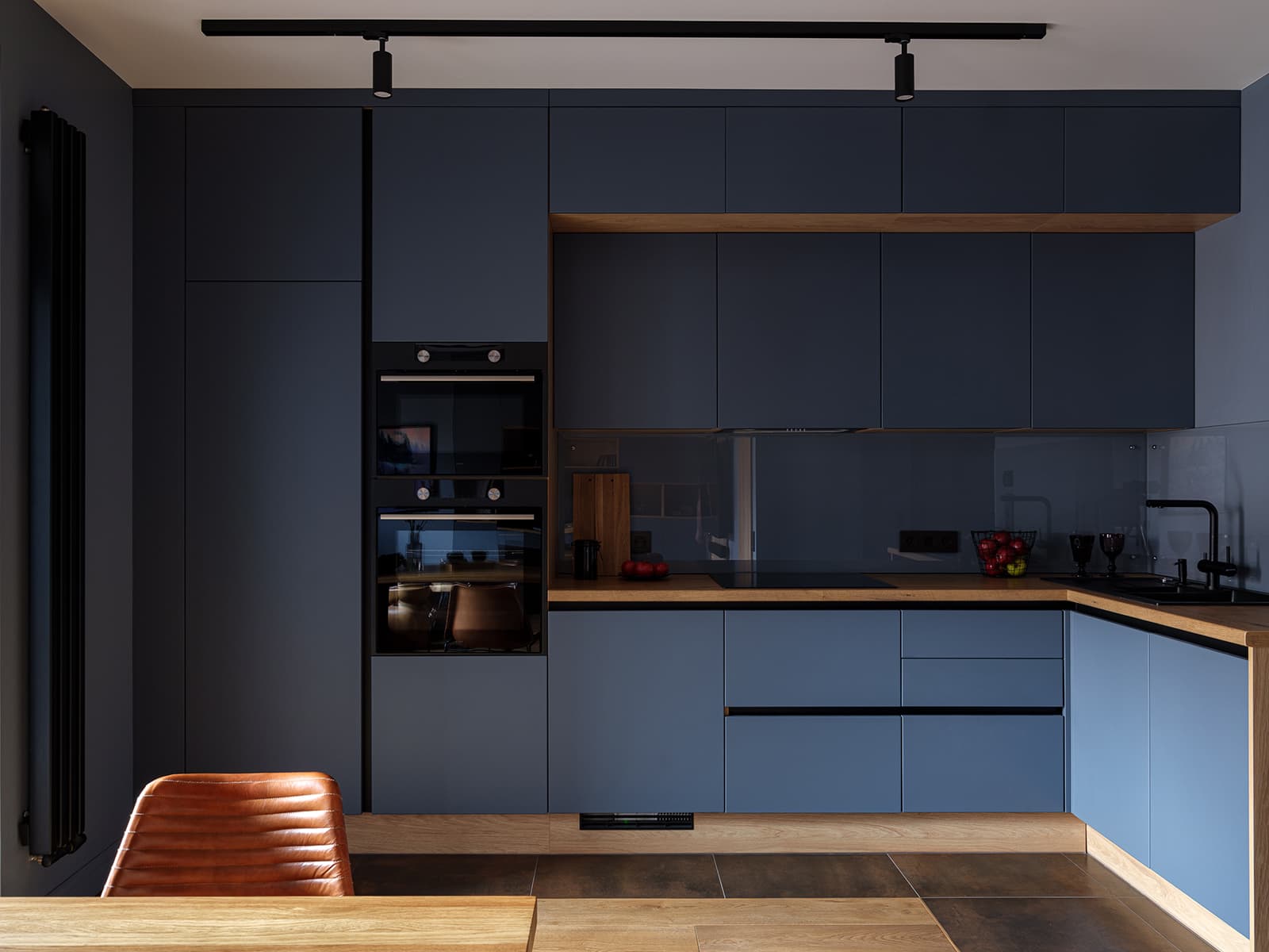 Темные оттенки и фактура дуба в интерьере квартиры с необычной перегородкой — проект Наталии Варнавской