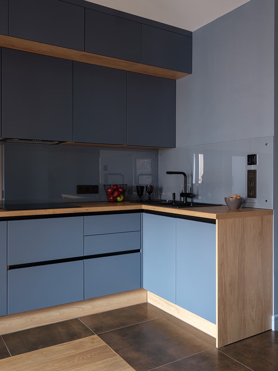 Темные оттенки и фактура дуба в интерьере квартиры с необычной перегородкой — проект Наталии Варнавской