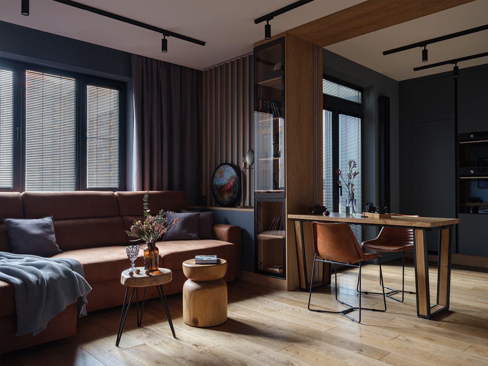 Темные оттенки и фактура дуба в интерьере квартиры с необычной перегородкой — проект Наталии Варнавской