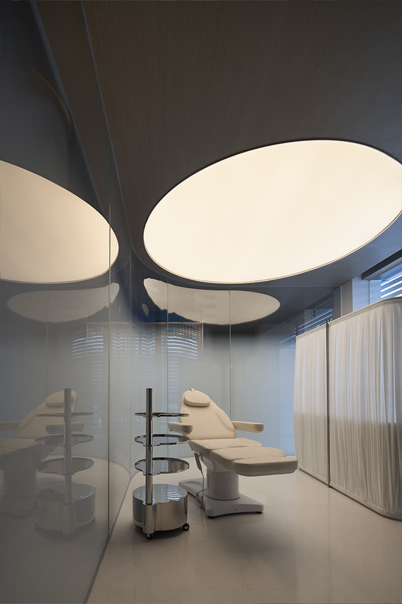 Футуристичные формы и все оттенки космоса в интерьере китайского клуба эстетической медицины — проект студии VCG Design