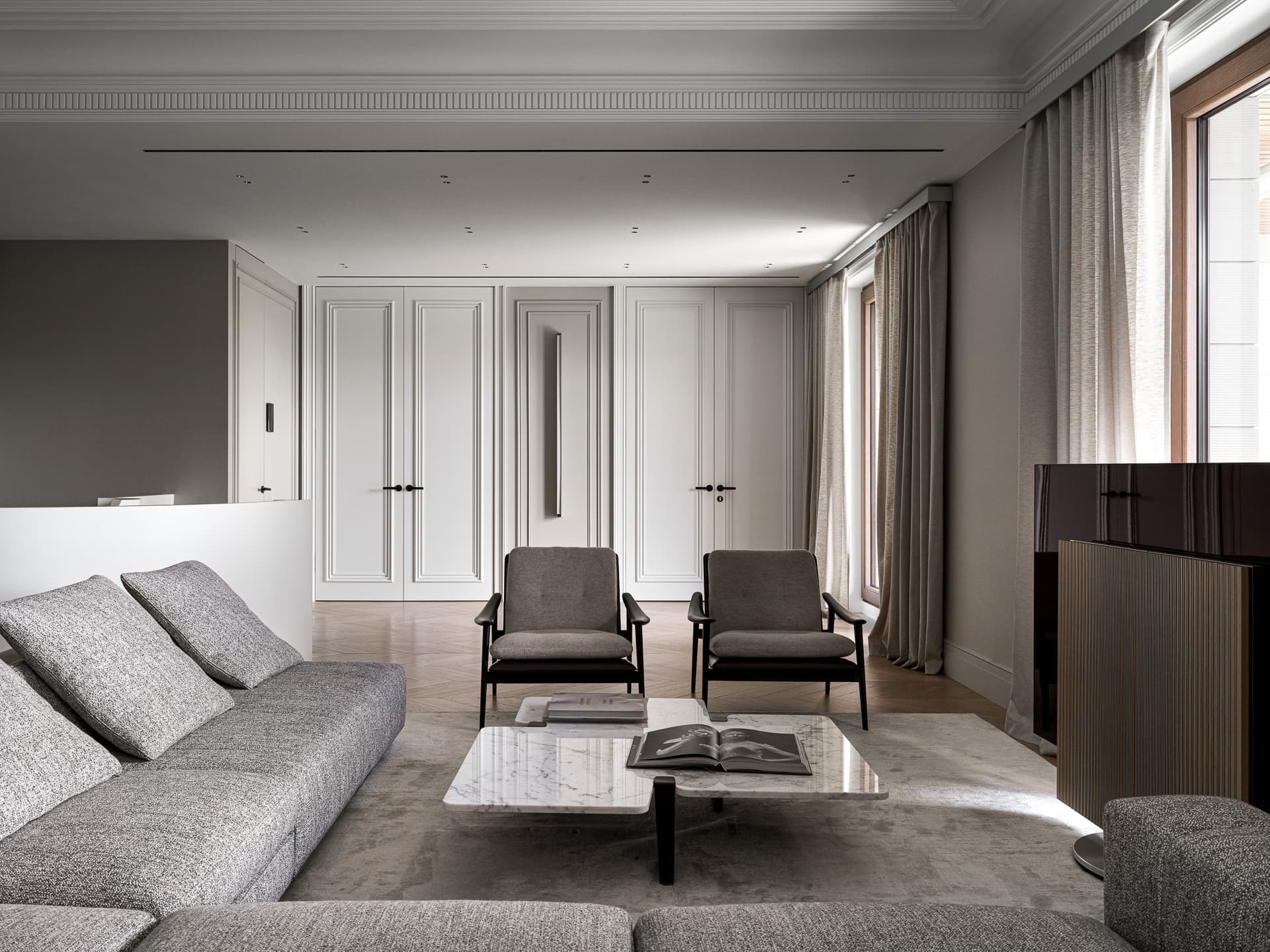 Изящество мрамора и латуни в интерьере двухуровневой квартиры — проект студии GN Design