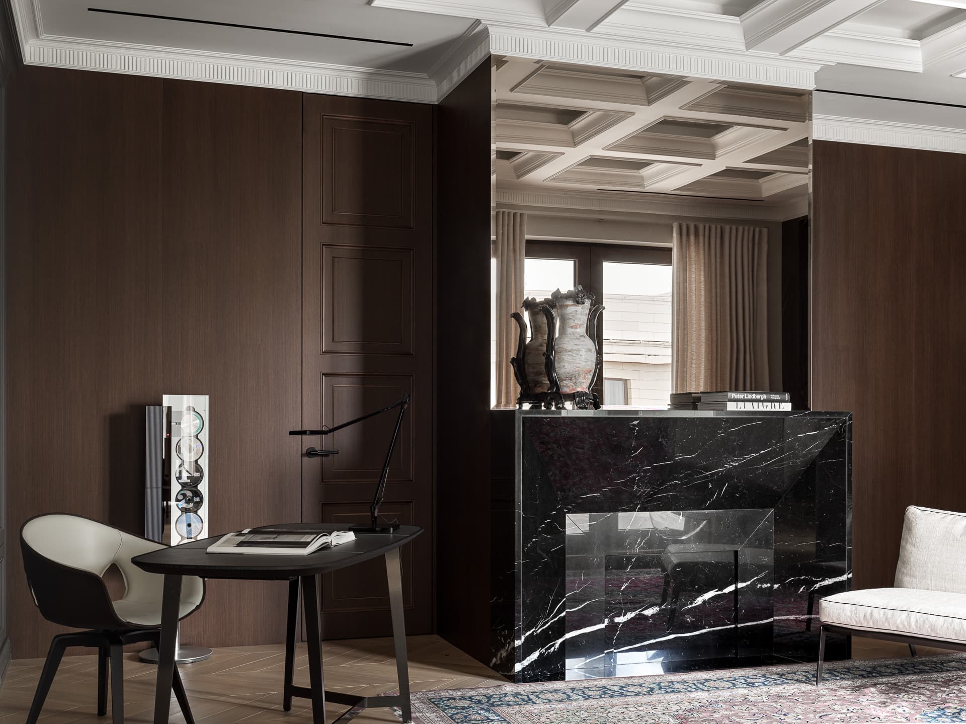 Изящество мрамора и латуни в интерьере двухуровневой квартиры — проект студии GN Design