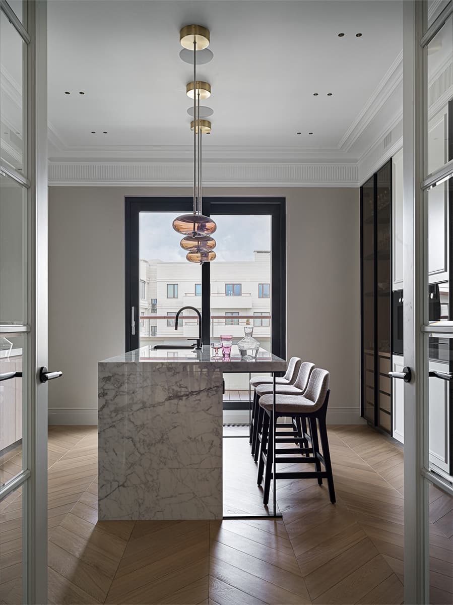Изящество мрамора и латуни в интерьере двухуровневой квартиры — проект студии GN Design
