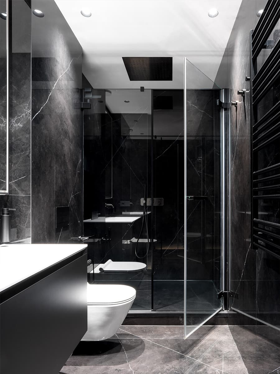 Деревянные рейки в интерьере квартиры с необычной гостиной — проект студии Azbuka Dom