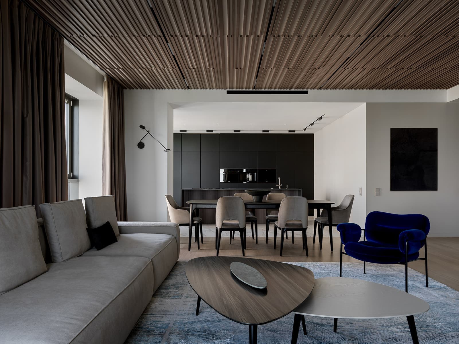 Деревянные рейки в интерьере квартиры с необычной гостиной — проект студии Azbuka Dom