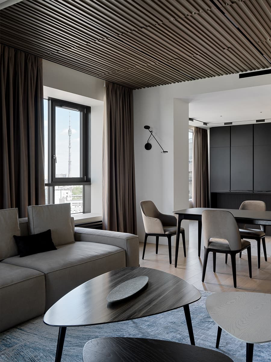 Деревянные рейки в интерьере квартиры с необычной гостиной — проект студии Azbuka Dom