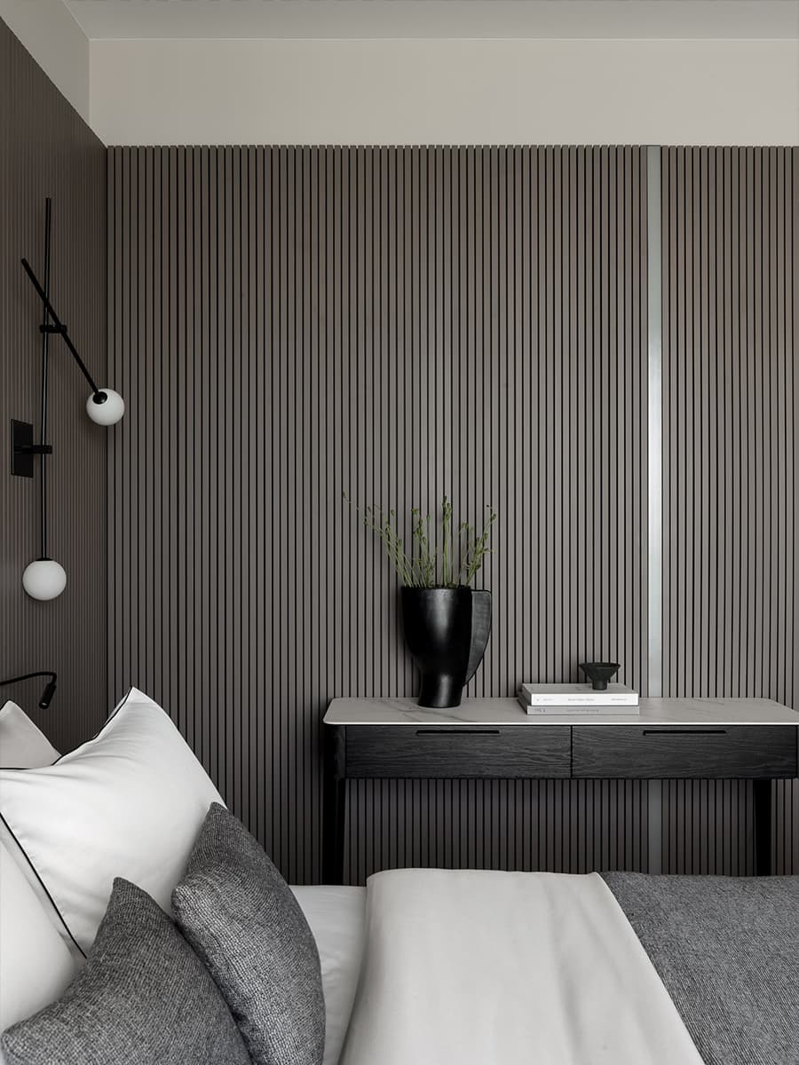 Деревянные рейки в интерьере квартиры с необычной гостиной — проект студии Azbuka Dom