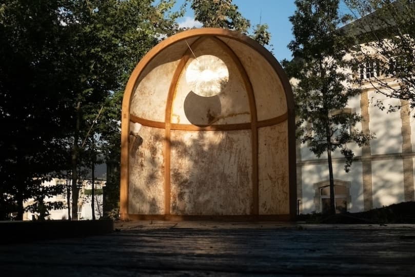 Взаимосвязь жизни и звука: инсталляция художника Ком ди Мелью в Реймсе