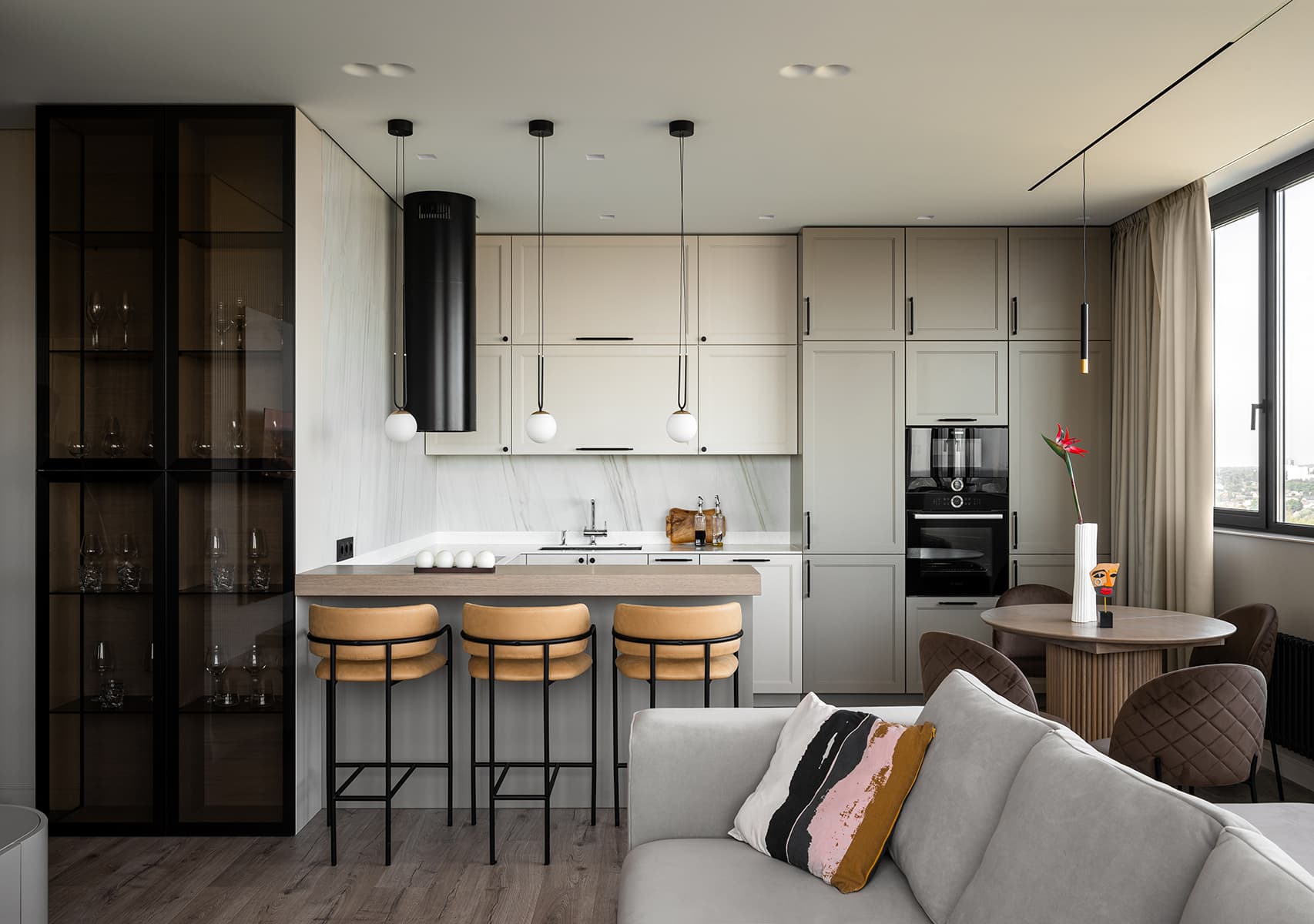 Гостеприимный интерьер квартиры с оригинальным несущим пилоном — проект Анны Лисимовой