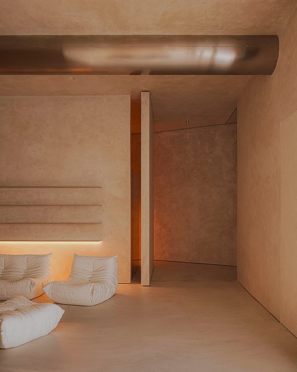 Природные мотивы, монументальность и органические формы в минималистичном интерьере — проект испанского бюро Beta Ø