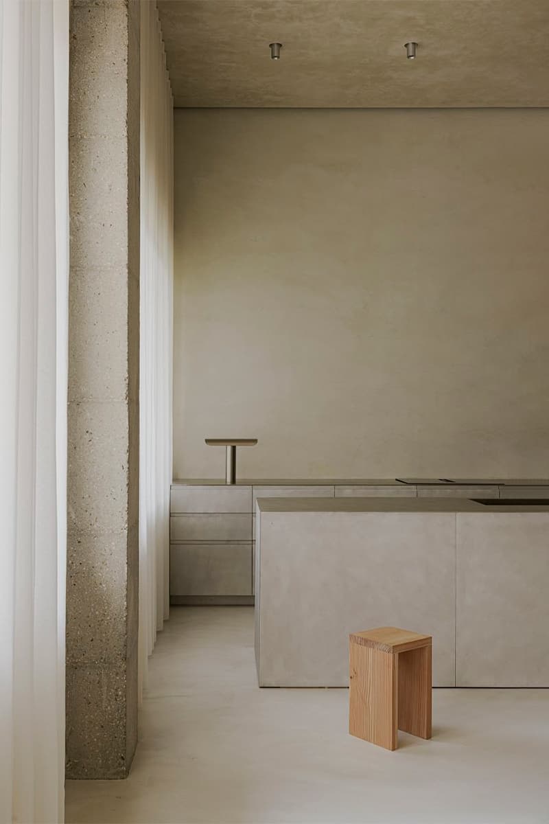 Природные мотивы, монументальность и органические формы в минималистичном интерьере — проект испанского бюро Beta Ø