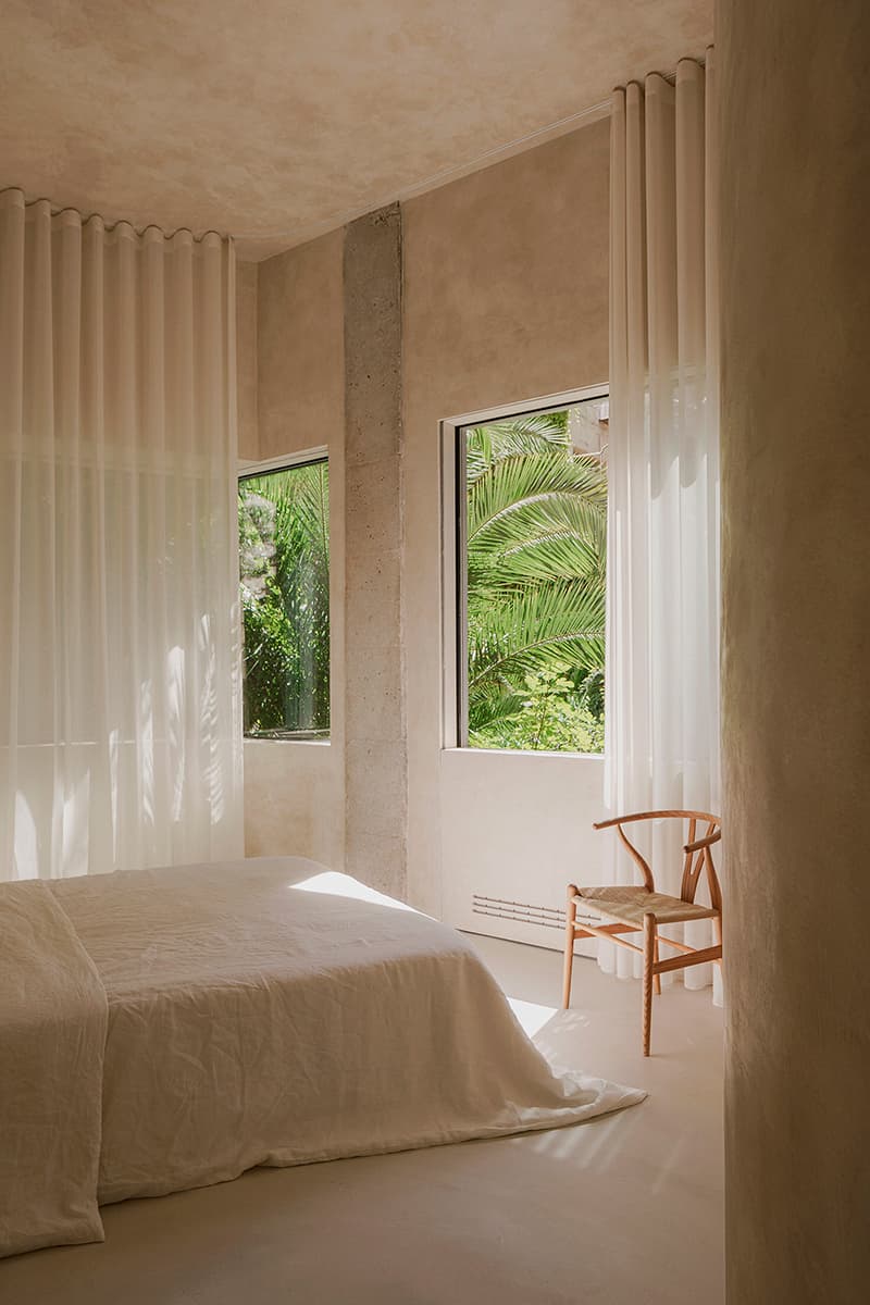 Природные мотивы, монументальность и органические формы в минималистичном интерьере — проект испанского бюро Beta Ø