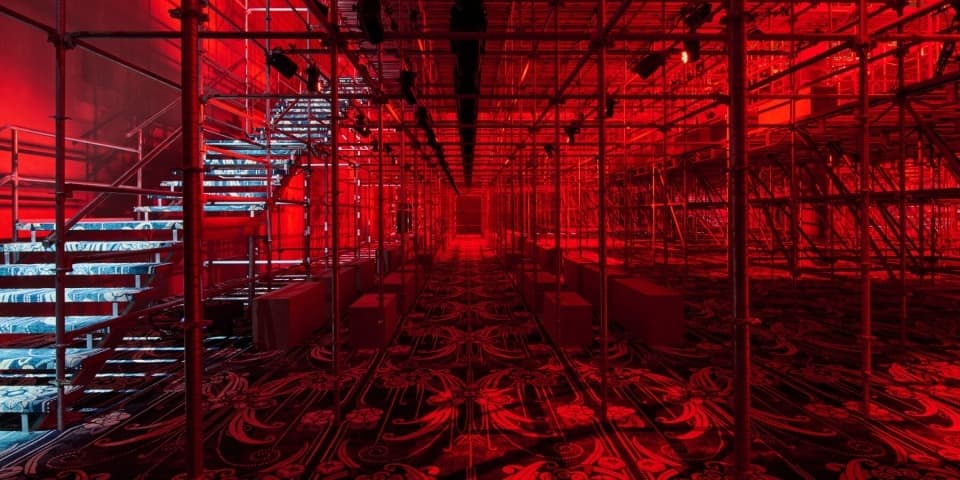 AMO задействовала строительные леса и ковры в сценографии для показа Prada