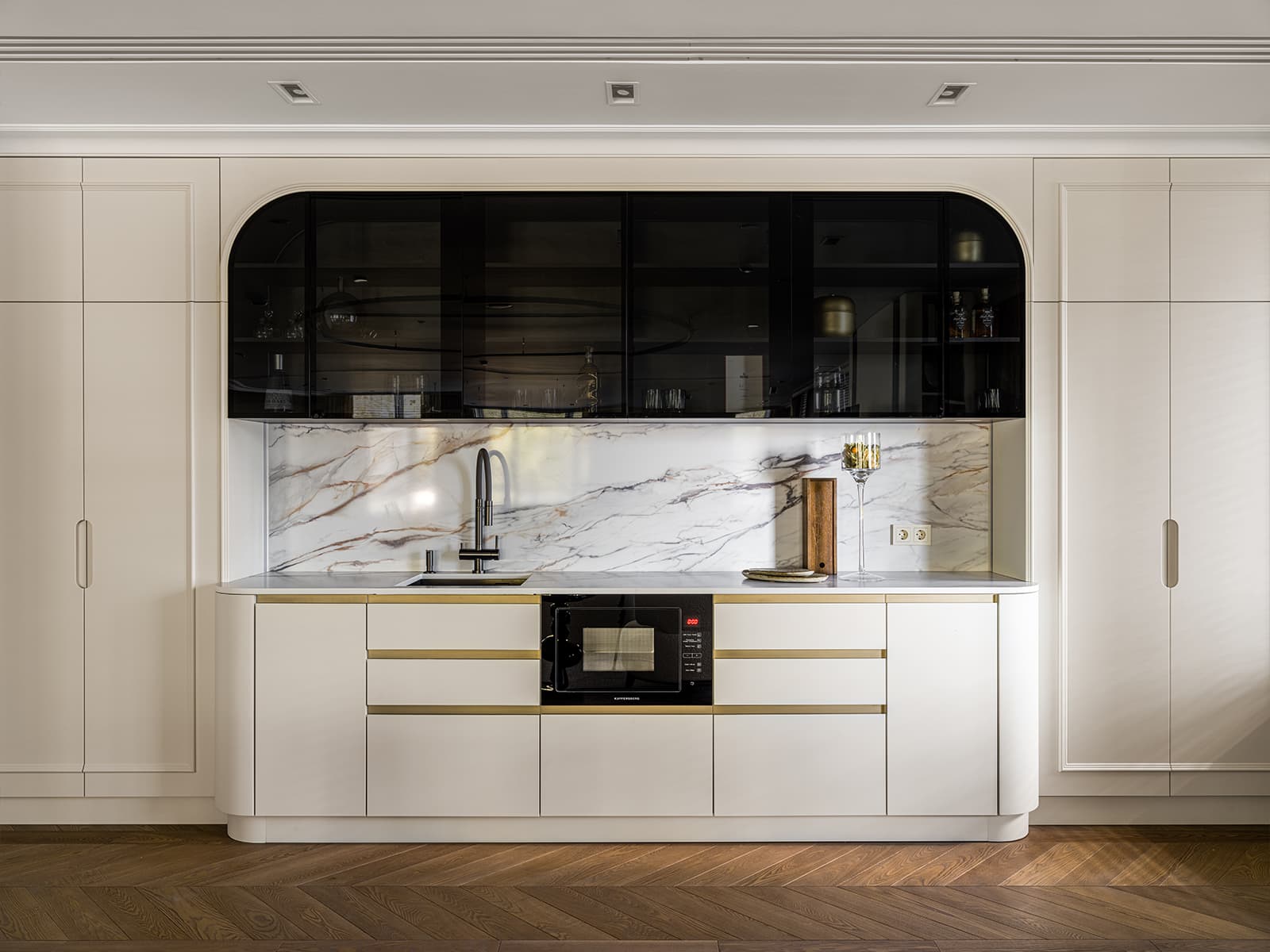 Элегантность классических деталей, бильярдная и гольф-симулятор в роскошном офисном пространстве — проект архитектурного бюро ARXY