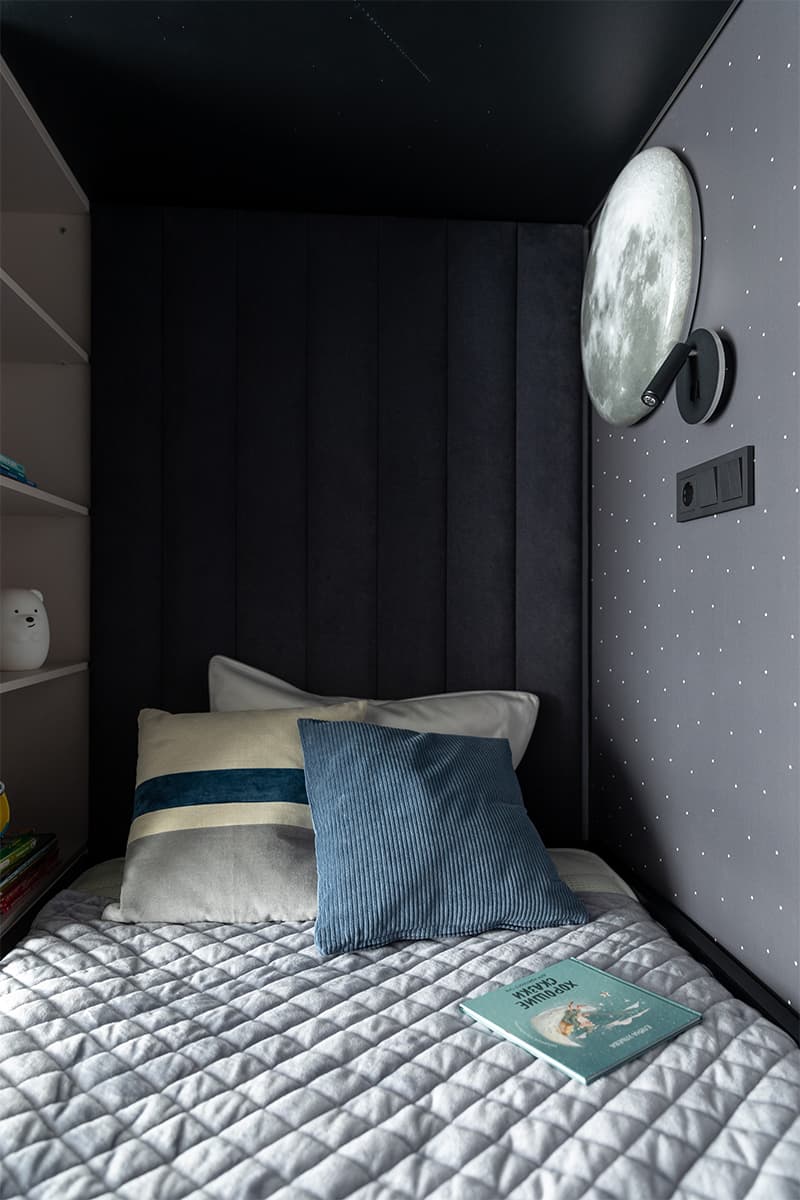 Темные тона, керамика и бордовая прихожая в мягком интерьере квартиры — проект студии дизайна интерьера LIVIN BURO