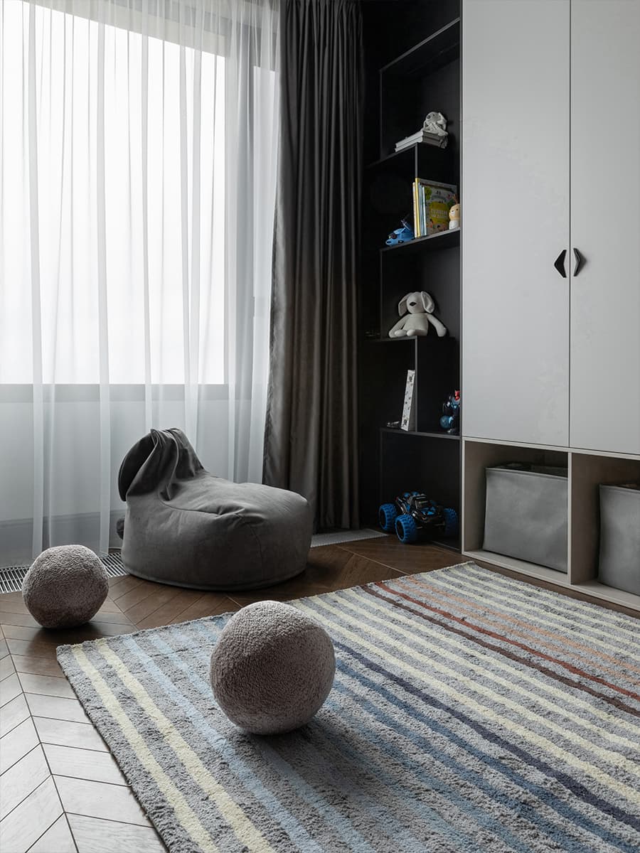 Темные тона, керамика и бордовая прихожая в мягком интерьере квартиры — проект студии дизайна интерьера LIVIN BURO