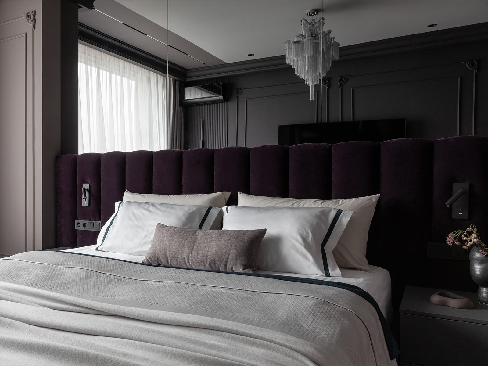 Темные тона, керамика и бордовая прихожая в мягком интерьере квартиры — проект студии дизайна интерьера LIVIN BURO