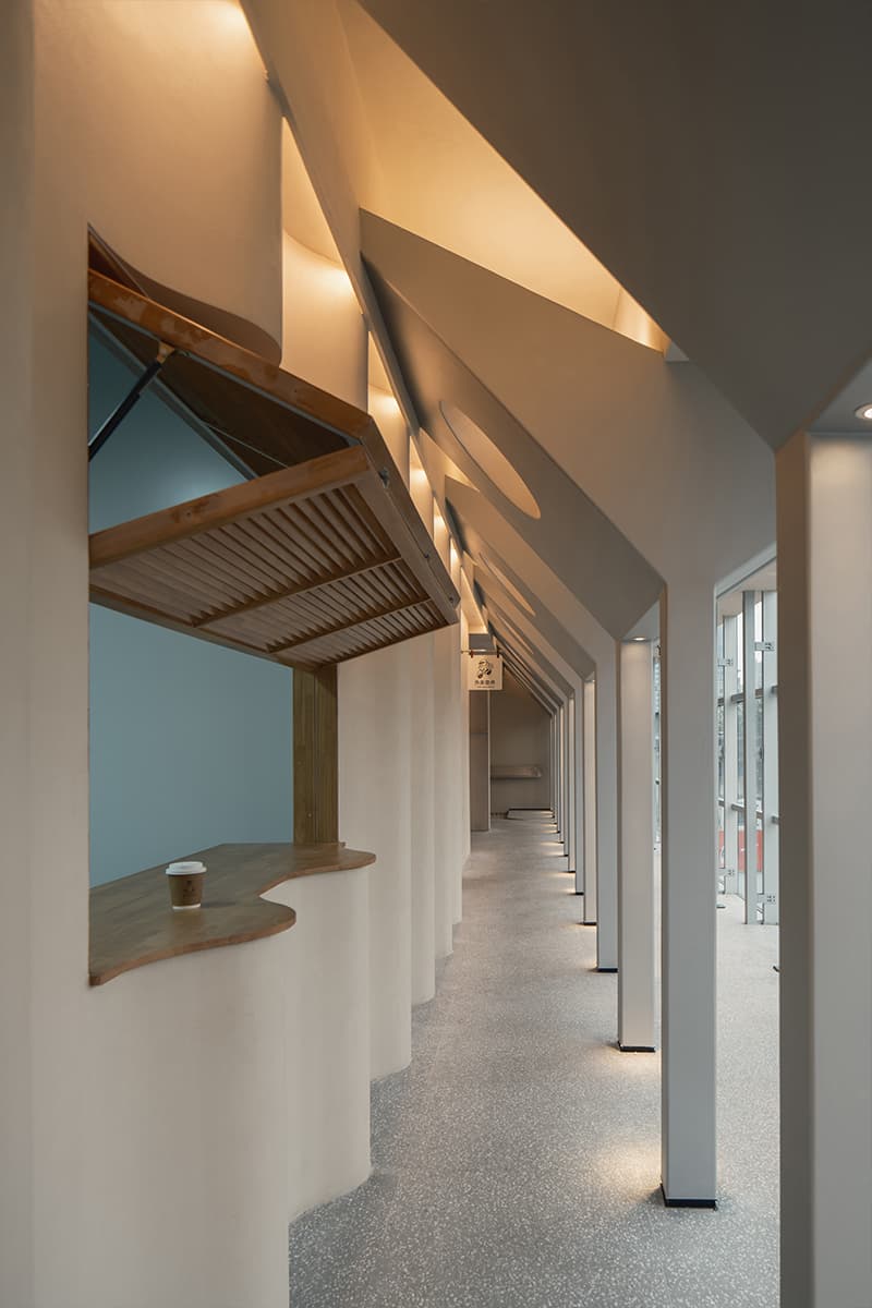 Открытые архитектурные элементы, зеленые акценты и герои мультфильмов в интерьере пекарни в Китае — проект бюро Hooold Design