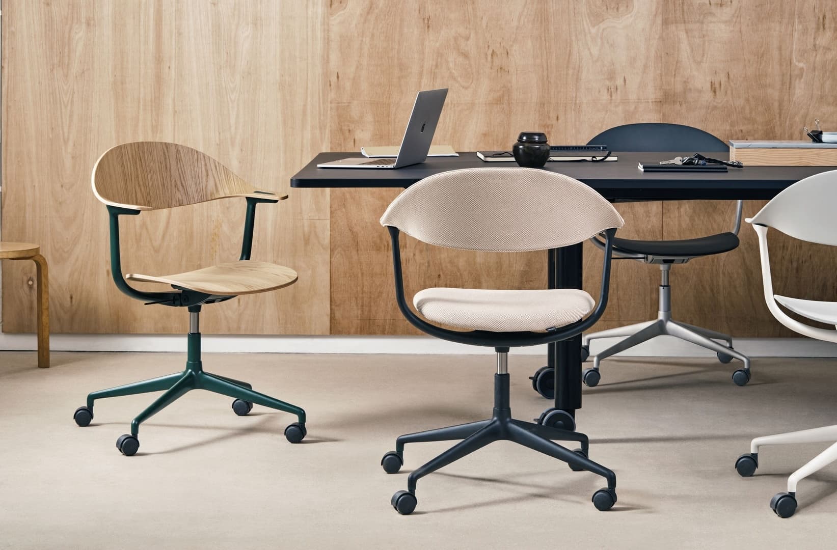 Эрван Буруллек создал технологичный рабочий стул для Vitra