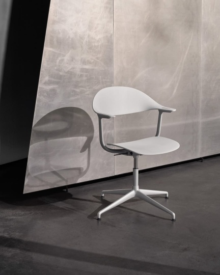 Эрван Буруллек создал технологичный рабочий стул для Vitra