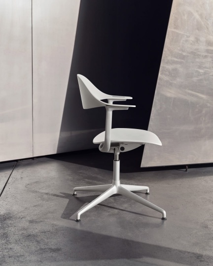 Эрван Буруллек создал технологичный рабочий стул для Vitra