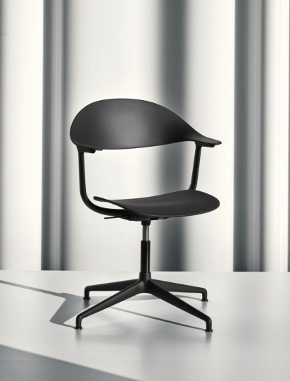 Эрван Буруллек создал технологичный рабочий стул для Vitra