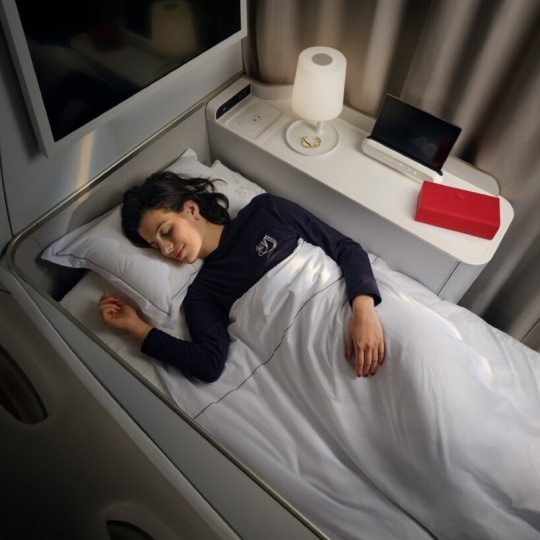 Air France дарит пассажирам первого класса пижамы по дизайну Jacquemus