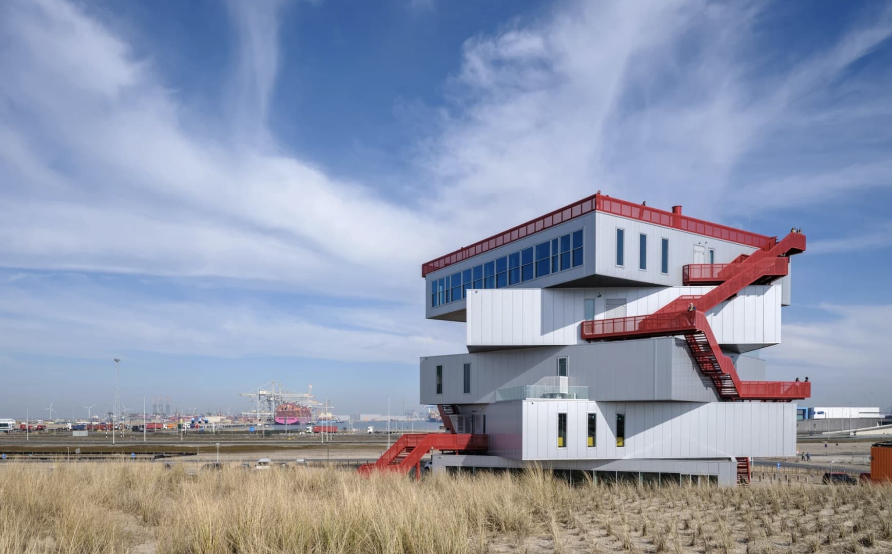 Студия MVRDV построила выставочный центр в порту Роттердама